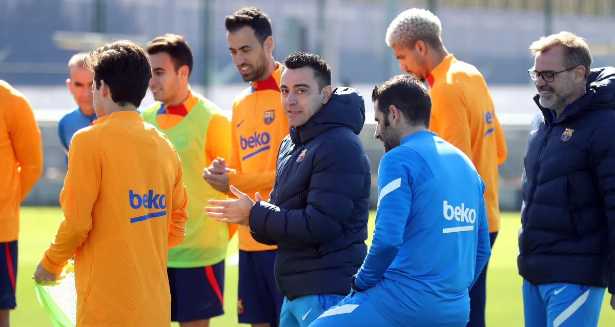 Xavi Hernández, alentando a los jugadores del Barça, en una sesión de entrenamiento / FCB