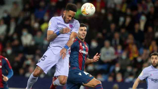 Gol de cabeza de Aubameyang al Levante, el primero del Barça en el Ciutat de València / FCB