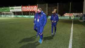 Ronald Koeman con su 'staff' técnico en Cornellà / FC BARCELONA