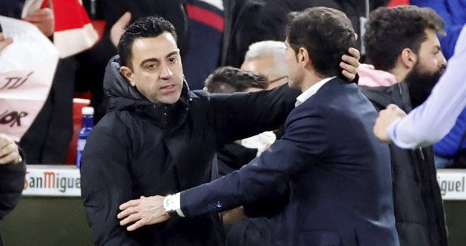 El saludo entre Xavi y Marcelino, tras culminar el Athletic-Barça / EFE