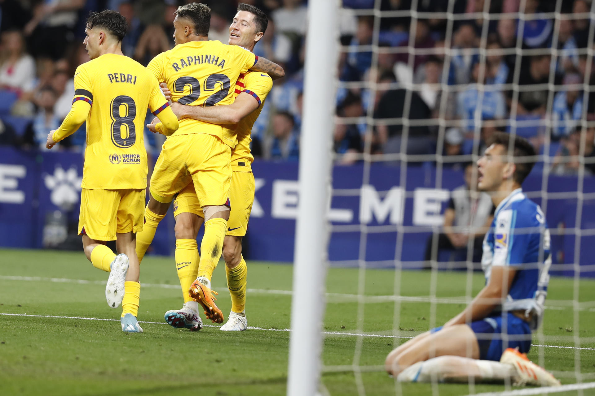Los jugadores del Barça celebran el tercer gol, de Lewandowski, ante el Espanyol : EFE