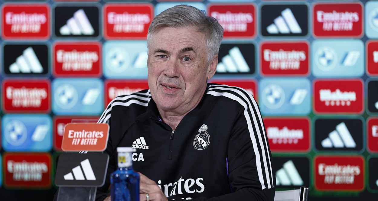 Ancelotti sonríe en la rueda de prensa del Real Madrid / EFE