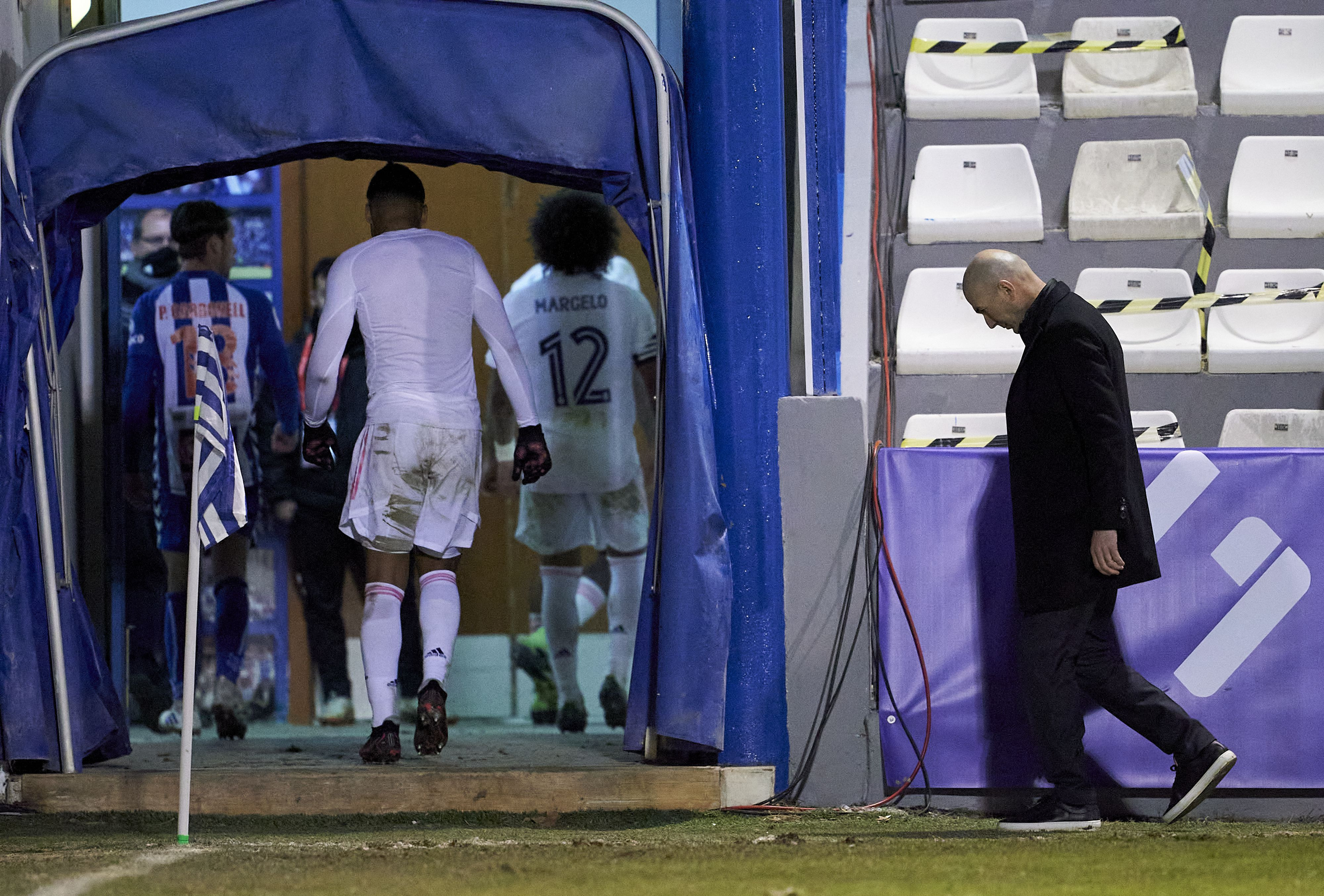 Zidane, cabizbajo tras la derrota en Alcoyano / Redes