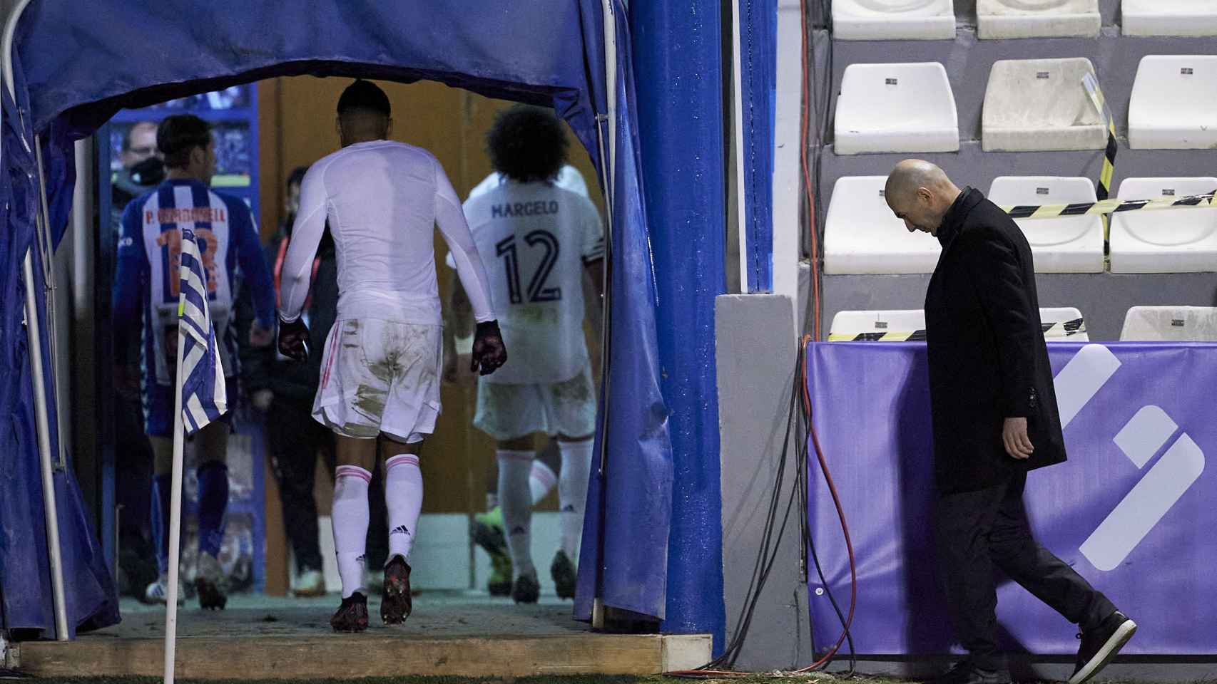 Zidane, cabizbajo tras la derrota en Alcoyano / Redes