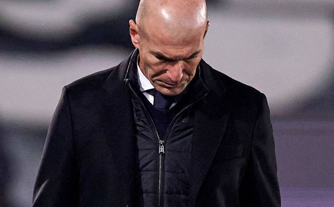 Zidane, cabizbajo en una derrota del Madrid | EFE