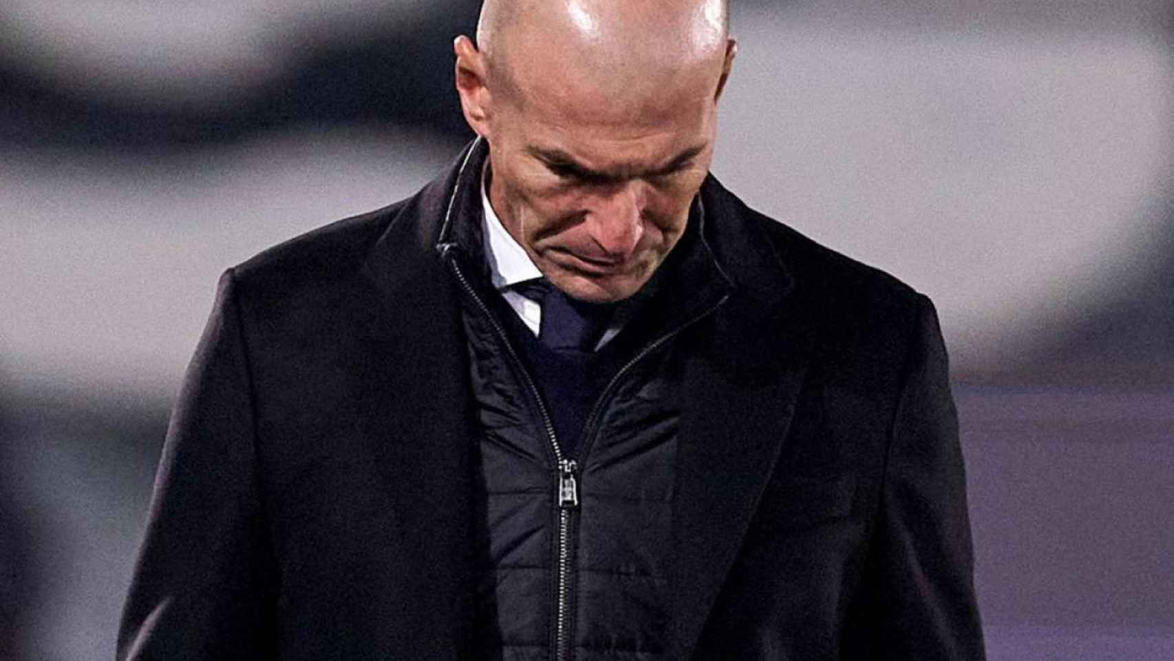Zidane, cabizbajo en una derrota del Madrid | EFE