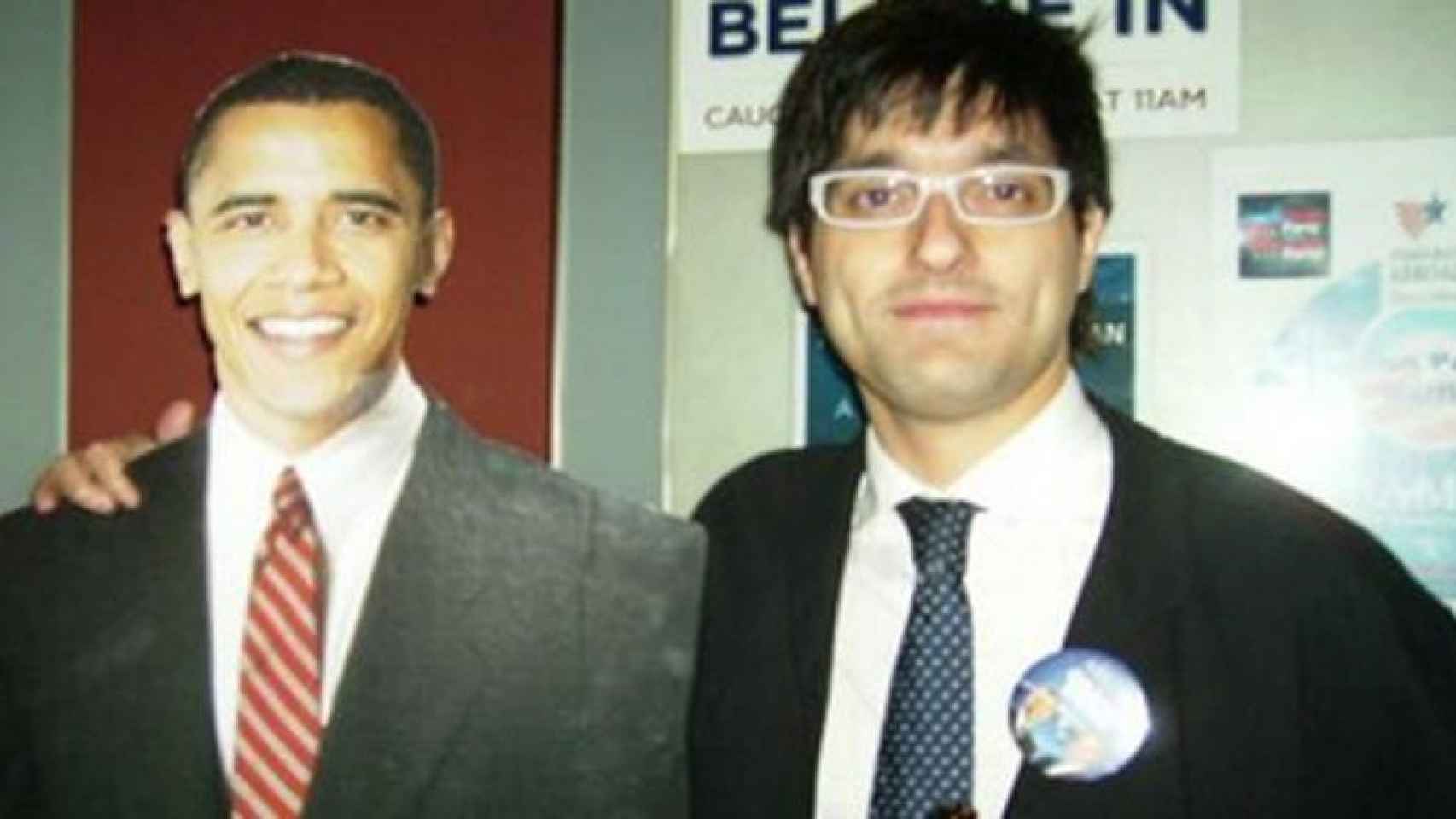 El exjefe de prensa de Artur Mas , Joan Maria Piqué, junto a una foto de Barak Obama de tamaño natural / CG