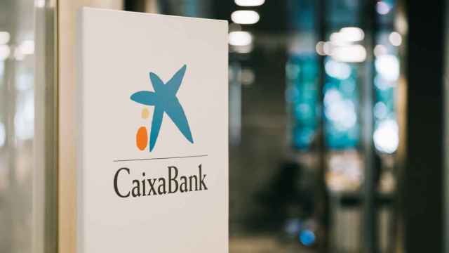 Logotipo de CaixaBank a la entrada de una oficina / CAIXABANK