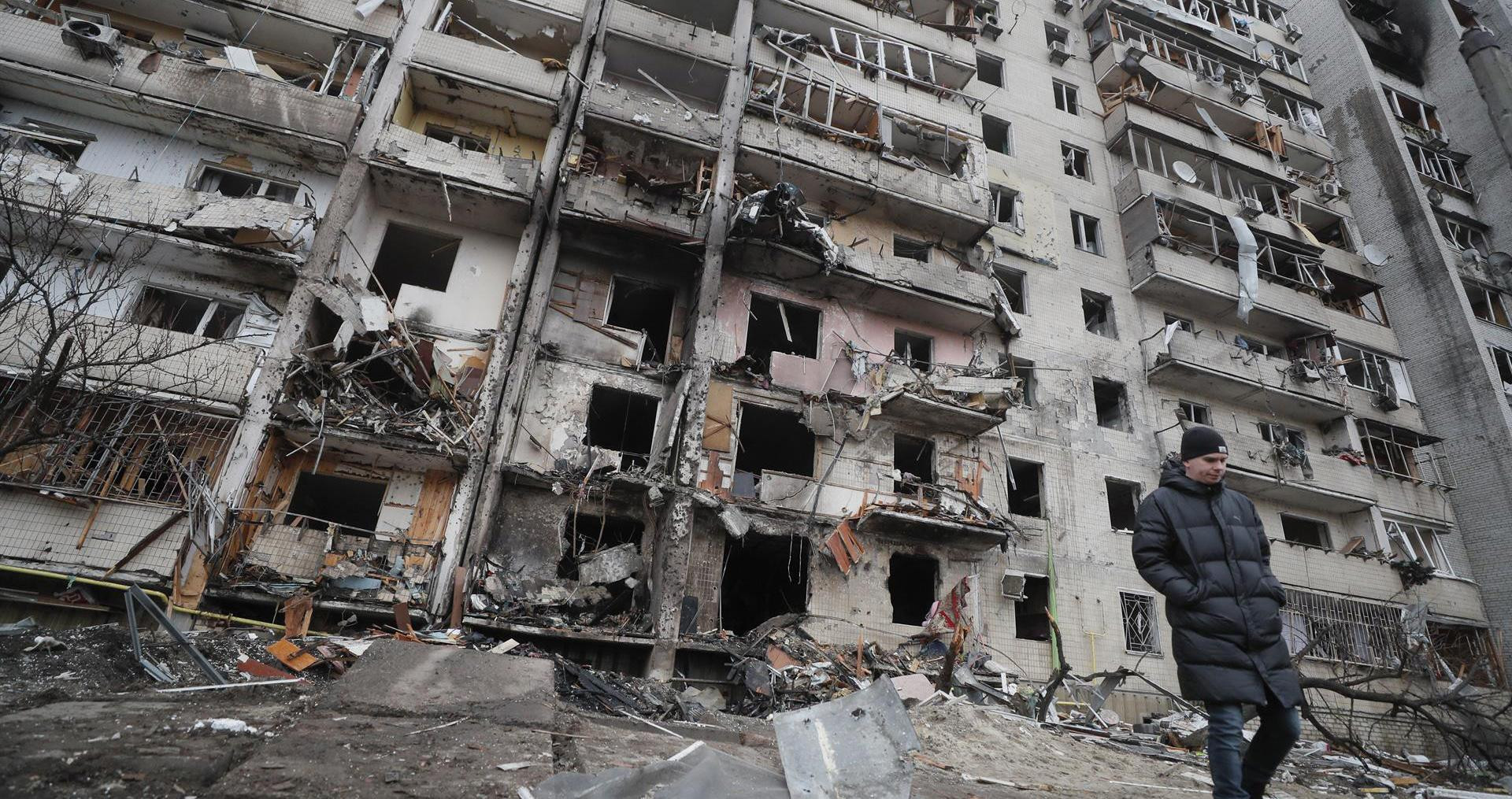 Consecuencias de un bombardeo nocturno en una zona residencial de Kiev, Ucrania / EFE