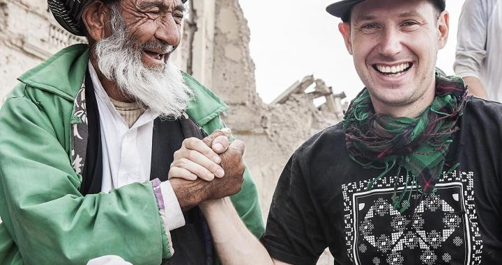 Oliver Percovich con un ciudadano en Afganistán / SKATEISTAN