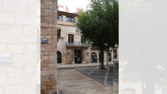 Una imagen del Ayuntamiento de Montblanc que deberá recolocar la bandera de España en un lugar visible / FOTOMONTAJE CG