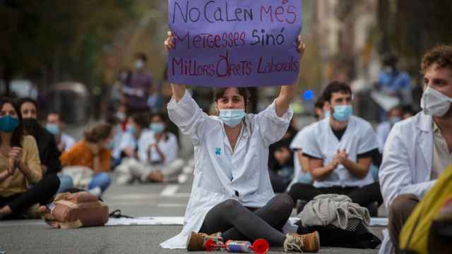 Una médico interno residente, durante una protesta por las condiciones laborales en Cataluña / EP