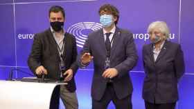 Los eurodiputados de JxCat Toni Comín, Carles Puigdemont y Clara Ponsatí, en la Eurocámara / EFE