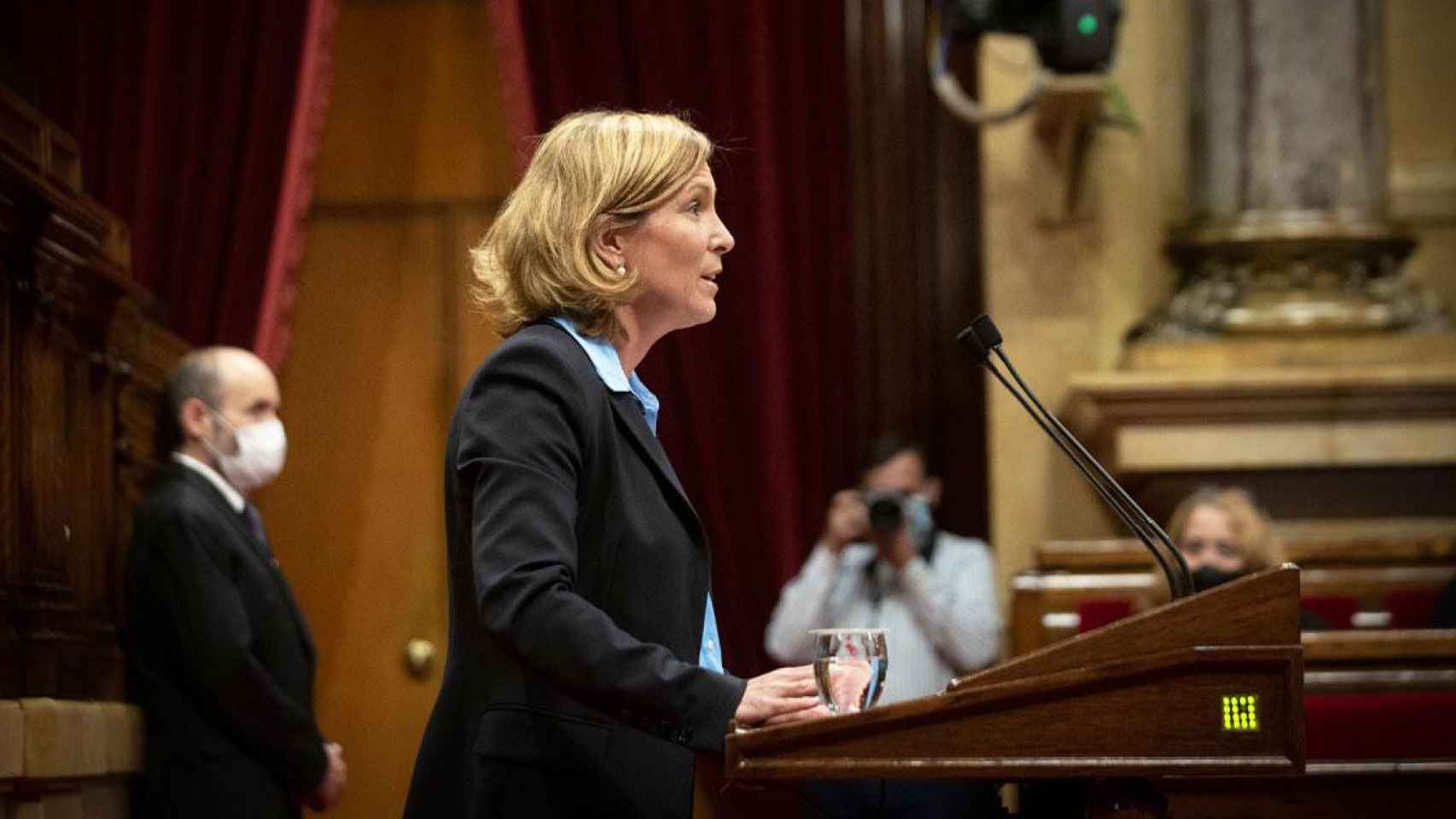 María García, diputada de Vox en el Parlamento catalán, durante una intervención / EP