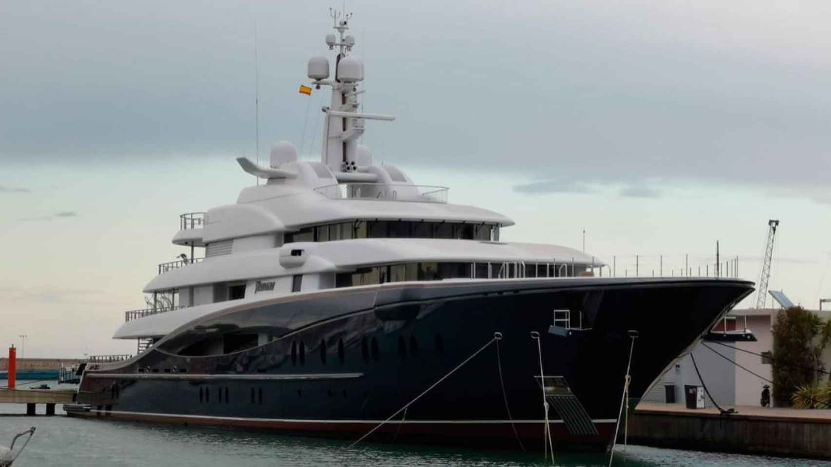 El yate del hombre más rico de Rusia en el puerto de Vilanova i la Geltrú /CD