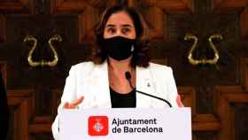Ada Colau, alcaldesa de Barcelona, ataviada con mascarilla en una comparecencia anterior / CG