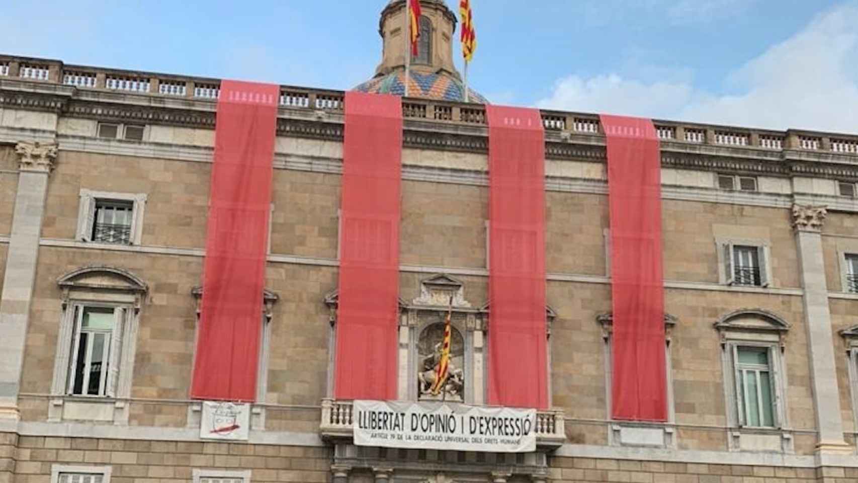 Cuatro barras rojas en la fachada de Palau por el 1-O tras la petición de Torra / EUROPAPRESS