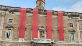 Cuatro barras rojas en la fachada de Palau por el 1-O tras la petición de Torra / EUROPAPRESS