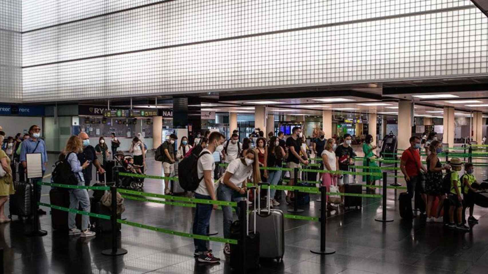 Viajeros en el aeropuerto de Barcelona-El Prat / ENRIC FONTCUBERTA-EFE