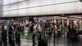 Viajeros en el aeropuerto de Barcelona-El Prat / ENRIC FONTCUBERTA-EFE