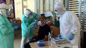 Sanitarios recogen muestras para pruebas PCR en Lleida / SALUT