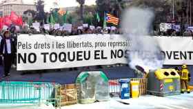Padres de los CDR universitarios 'indepes' ante una barricada / FOTOMONTAJE DE CG