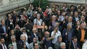 Alcaldes de Cataluña muestran su alegría en el Parlament tras aprobarse la declaración unilateral de independencia (DUI) / EFE