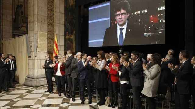 Quim Torra y el resto de su Govern aplauden la intervención por videoconferencia de Carles Puigdemont en la presentación del Consejo de la República / EFE
