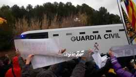 Manifestantes muestran su apoyo a la salida de la prisión de Brians a los nueve presos independentistas que son trasladados en un autobús de la Guardia Civil a Madrid / EFE