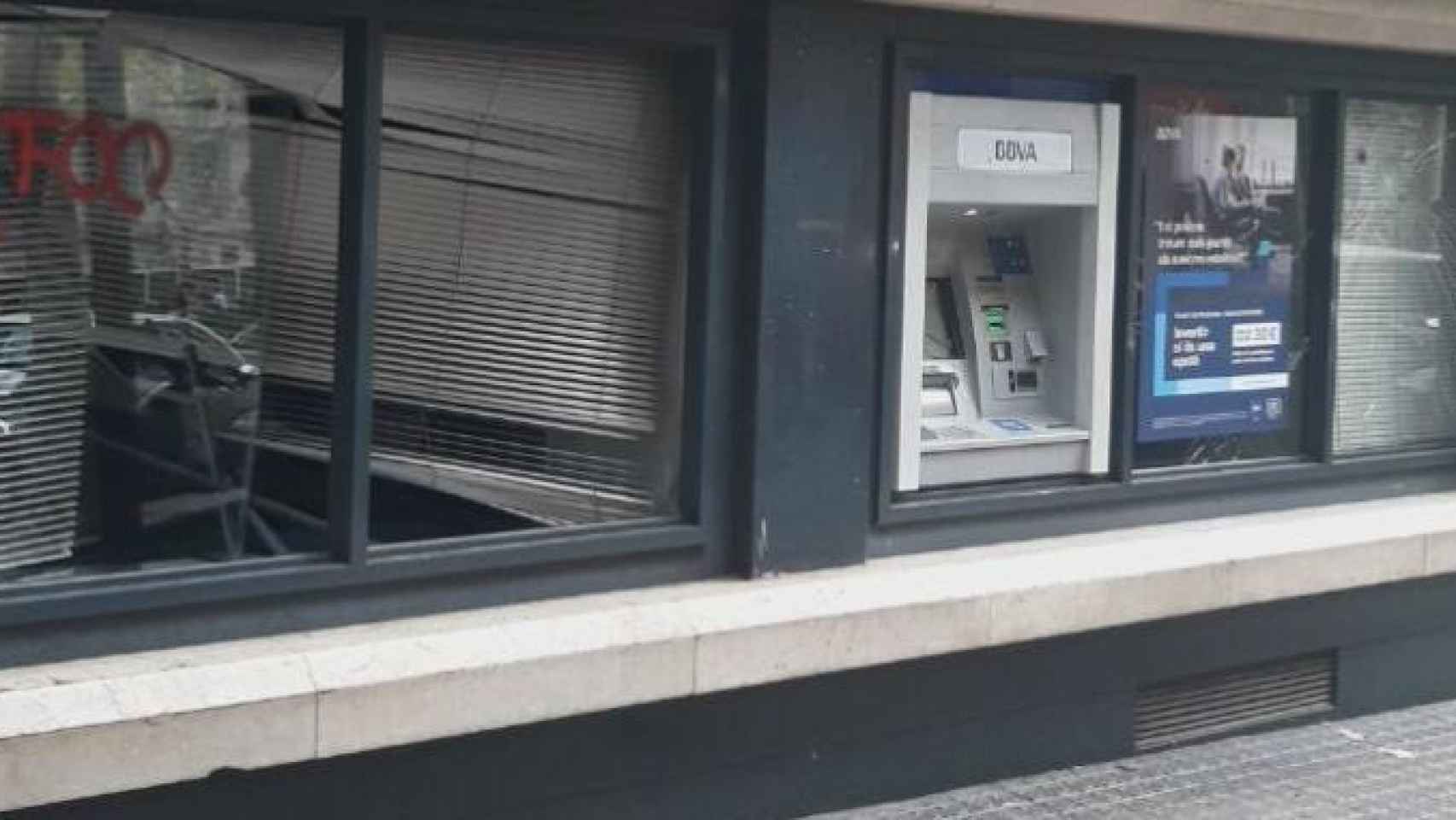 Destrozos en una oficina bancaria de Barcelona durante la manifestación 'antifascista'  / CG