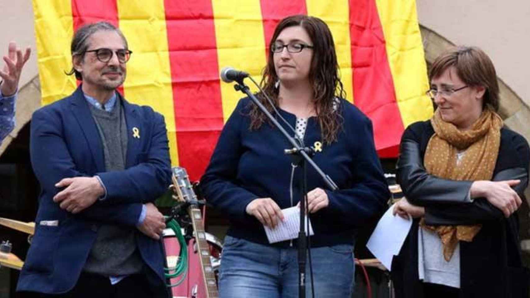 Salvador Clarà, Neus Matamala y Anna Puigdemont en un acto celebrado en abril de 2018 a Amer (Girona) en apoyo de Puigdemont