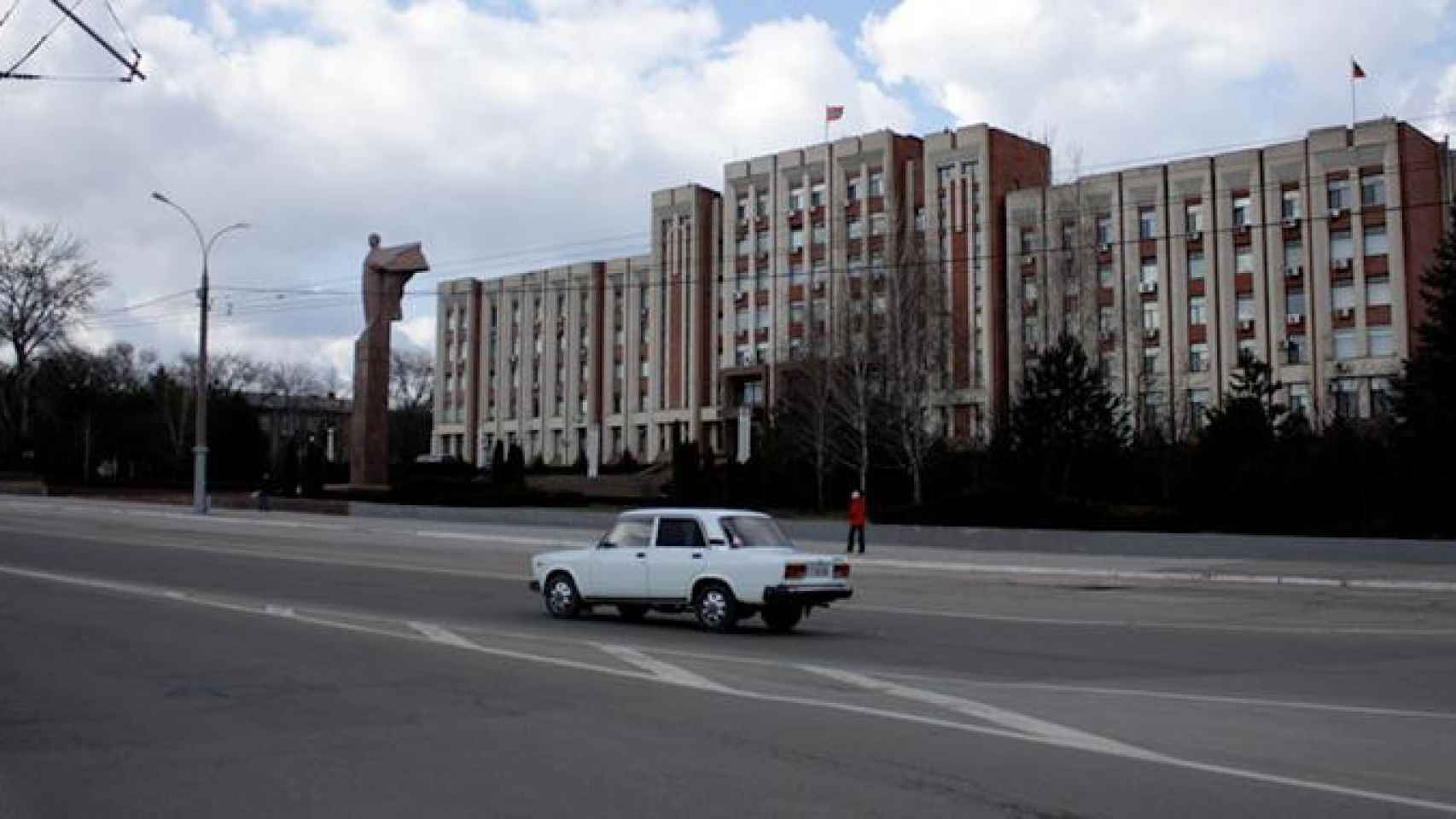 Un coche transita por Transnistria, el territorio que se independizó de Moldavia y que no ha sido reconocido