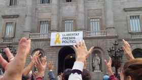 La pancarta que pide Llibertat presos polítics, que ha sido retirada de la fachada del Ayuntamiento de Barcelona / EP