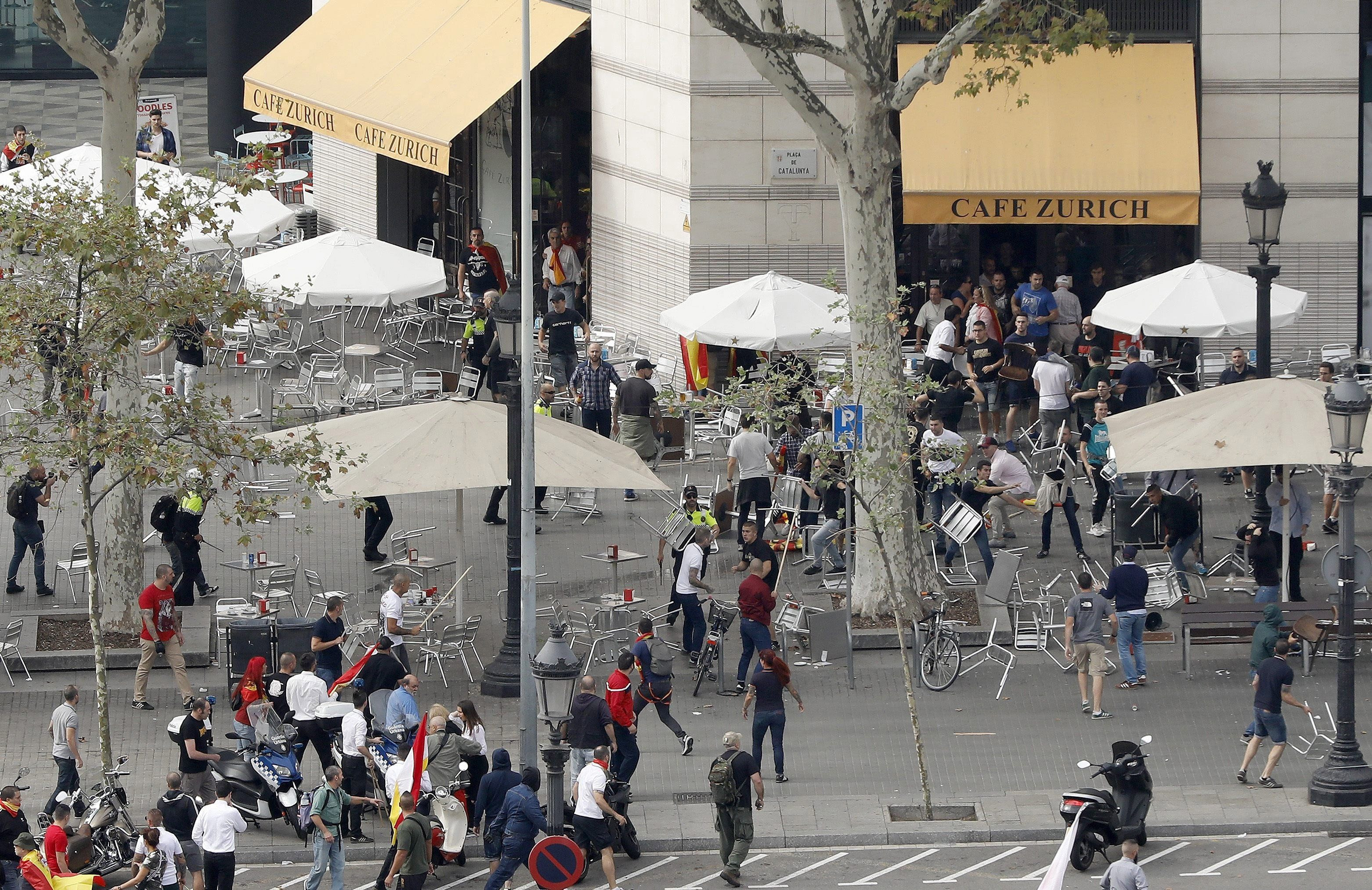 Incidentes entre grupos ultras en el Café Zurich de Barcelona / EFE