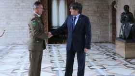 El presidente de la Generalitat Carles Puigdemont y el general, Fernando Aznar, inspector general del Ejército de Tierra / RUBEN MORENO