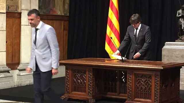 Santi Vila, tras tomar posesión como consejero de Empresa ante el presidente Carles Puigdemont / CG