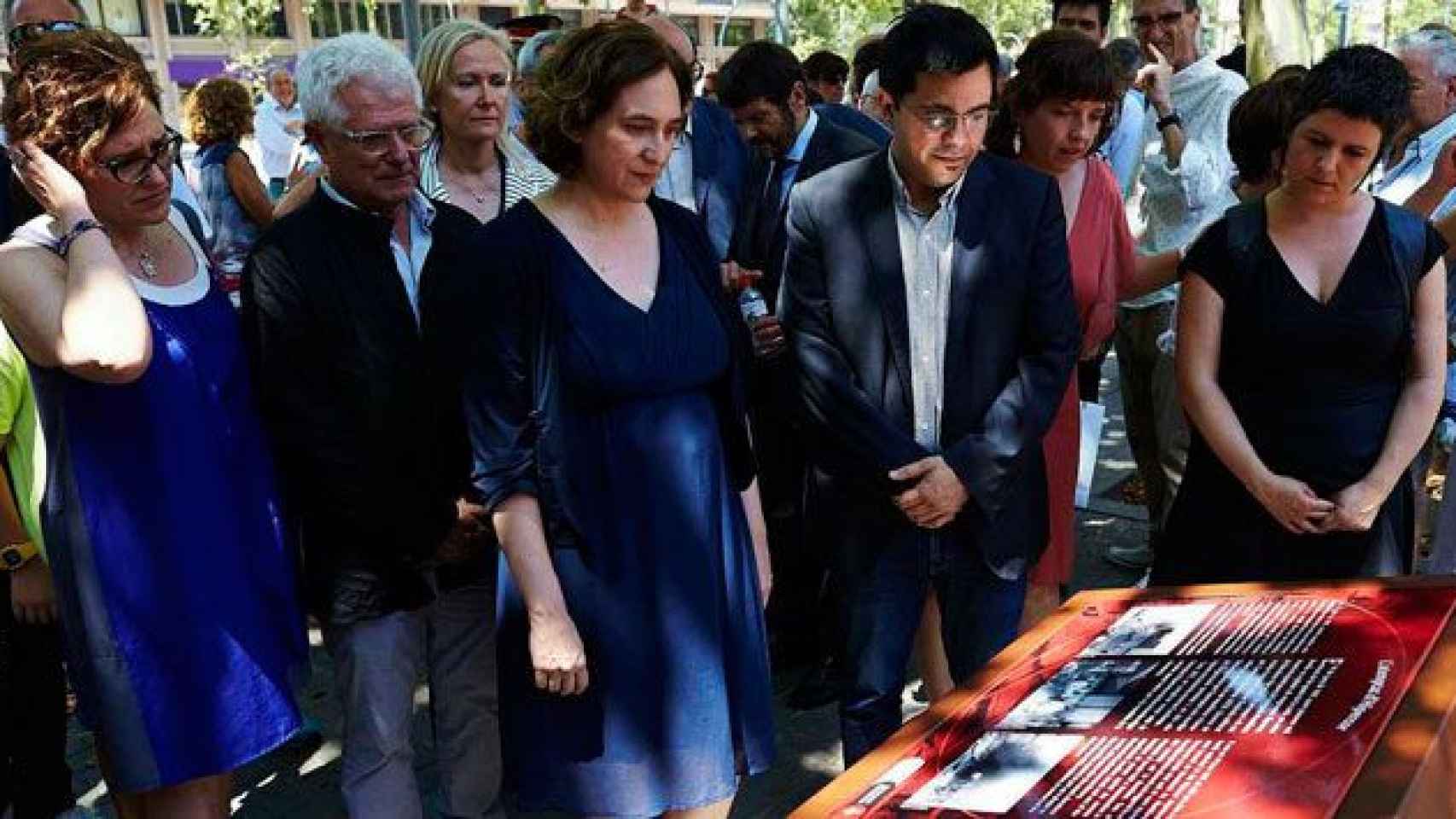 La alcaldesa de Barcelona, Ada Colau, en el homenaje a las víctimas del atentado de Hipercor junto a Gerardo Pisarello y Gala Pin / CG