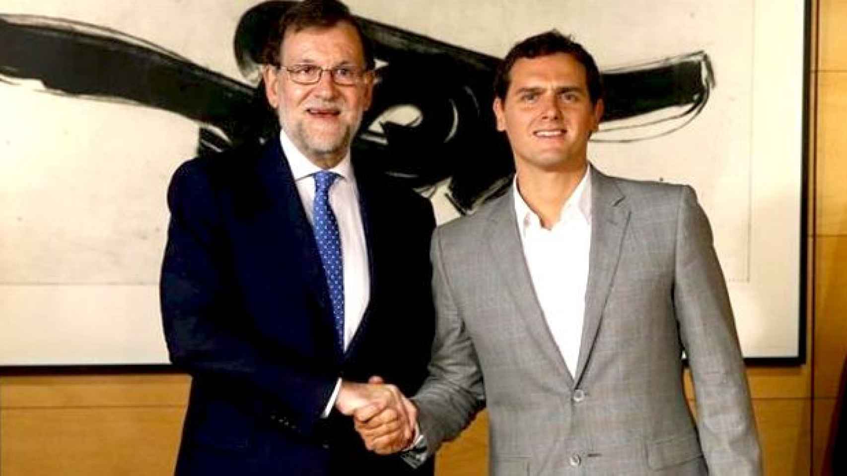 El presidente del Gobierno, Mariano Rajoy (i), y el líder de Ciudadanos, Albert Rivera (d), en una imagen de archivo tras el acuerdo de investidura / EFE