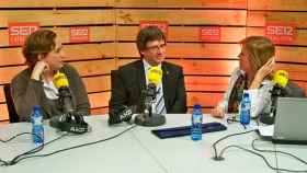 Ada Colau (i) y Carles Puigdemont (d), con la periodista Gemma Nierga durante la entrevista del jueves / EP
