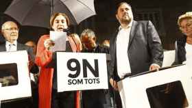 Ada Colau, junto a Oriol Junqueras, en un acto en favor de los querellados por la consulta del 9N.
