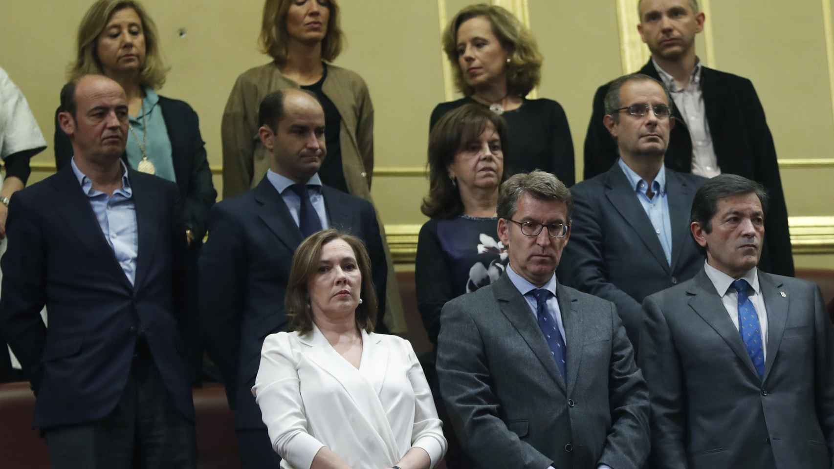 Alberto Núñez Feijóo, entre la esposa de Rajoy, Elvira Fernández, y Javier Fernández, presidente de la gestora del PSOE, en la tribuna de invitados del Congreso el sábado pasado / EFE