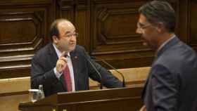 El líder del PPC, Xavier García Albiol, se cruza con el primer secretario del PSC, Miquel Iceta, durante el debate sobre la cuestión de confianza de Carles Puigdemont /PARLAMENT