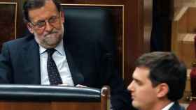 Mariano Rajoy observa a Albert Rivera en una sesión plenaria del Congreso.
