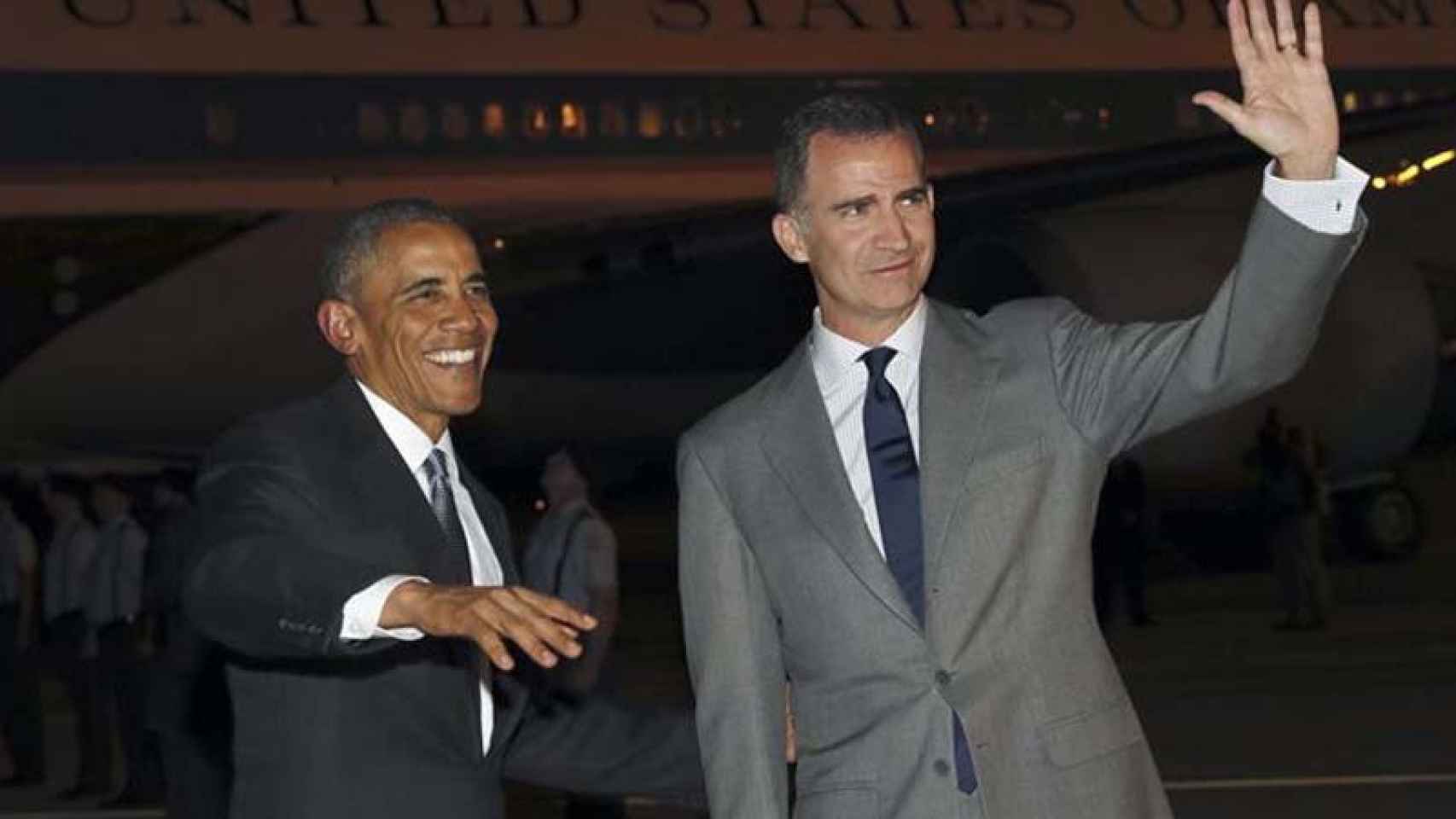 El presidente de Estados Unidos, Barak Obama, y el Rey Felipe, en la base aérea de Torrejón de Ardoz.
