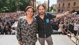 La alcaldesa de Barcelona y líder de BComú, Ada Colau, junto al líder de Podemos, Pablo Iglesias, en un mitin de las pasadas municipales.
