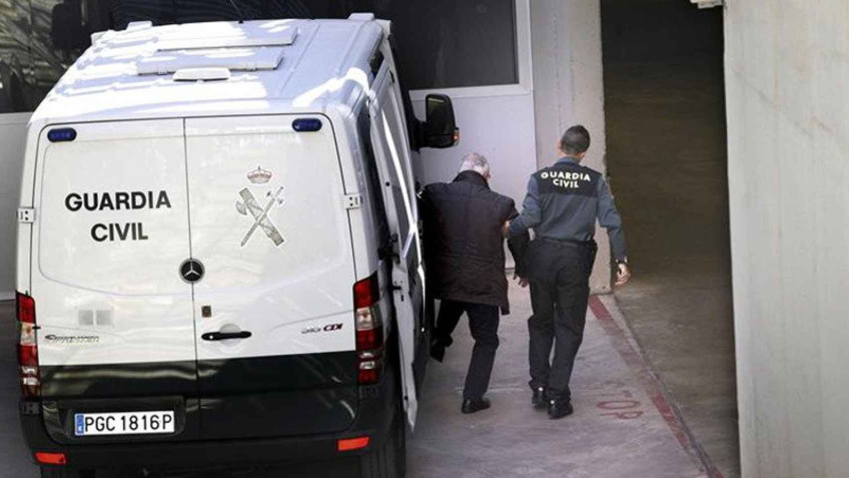 El tesorero de CDC, Andreu Viloca, a su llegaza al juzgado de El Vendrell.