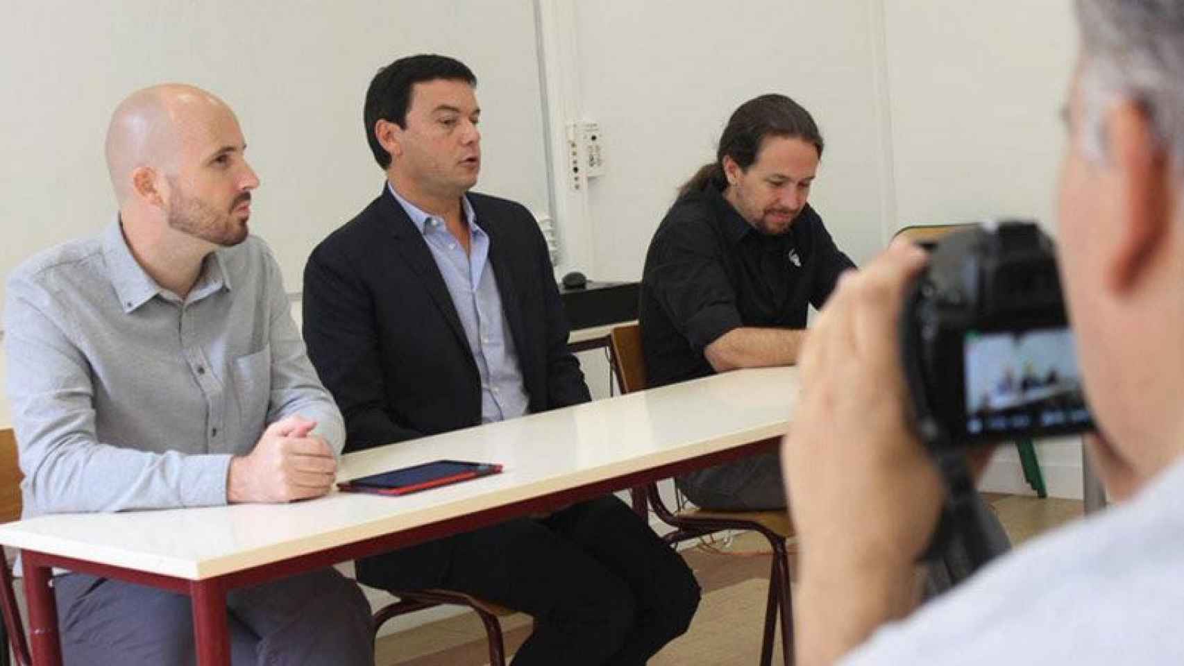 El economista Thomas Piketty (centro), junto a Pablo Iglesias (derecha) y Nacho Álvarez (izquierda)