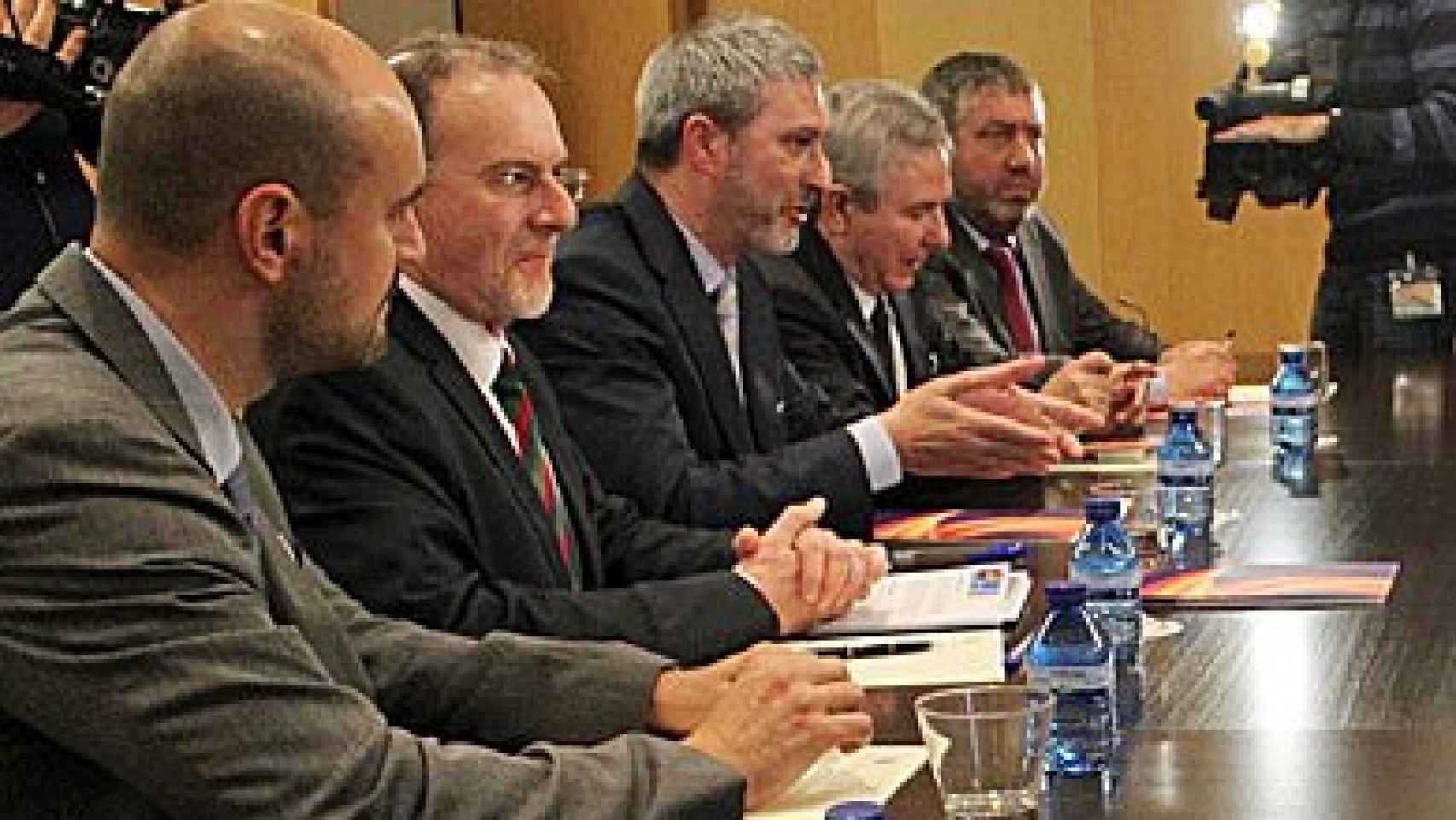 Josep Ramon Bosch, en el centro de la imagen, junto a otros miembros de Sociedad Civil Catalana