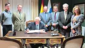 El ex ministro Josep Borell, firmando en el libro de visitas del Parlamento autonómico de Canarias