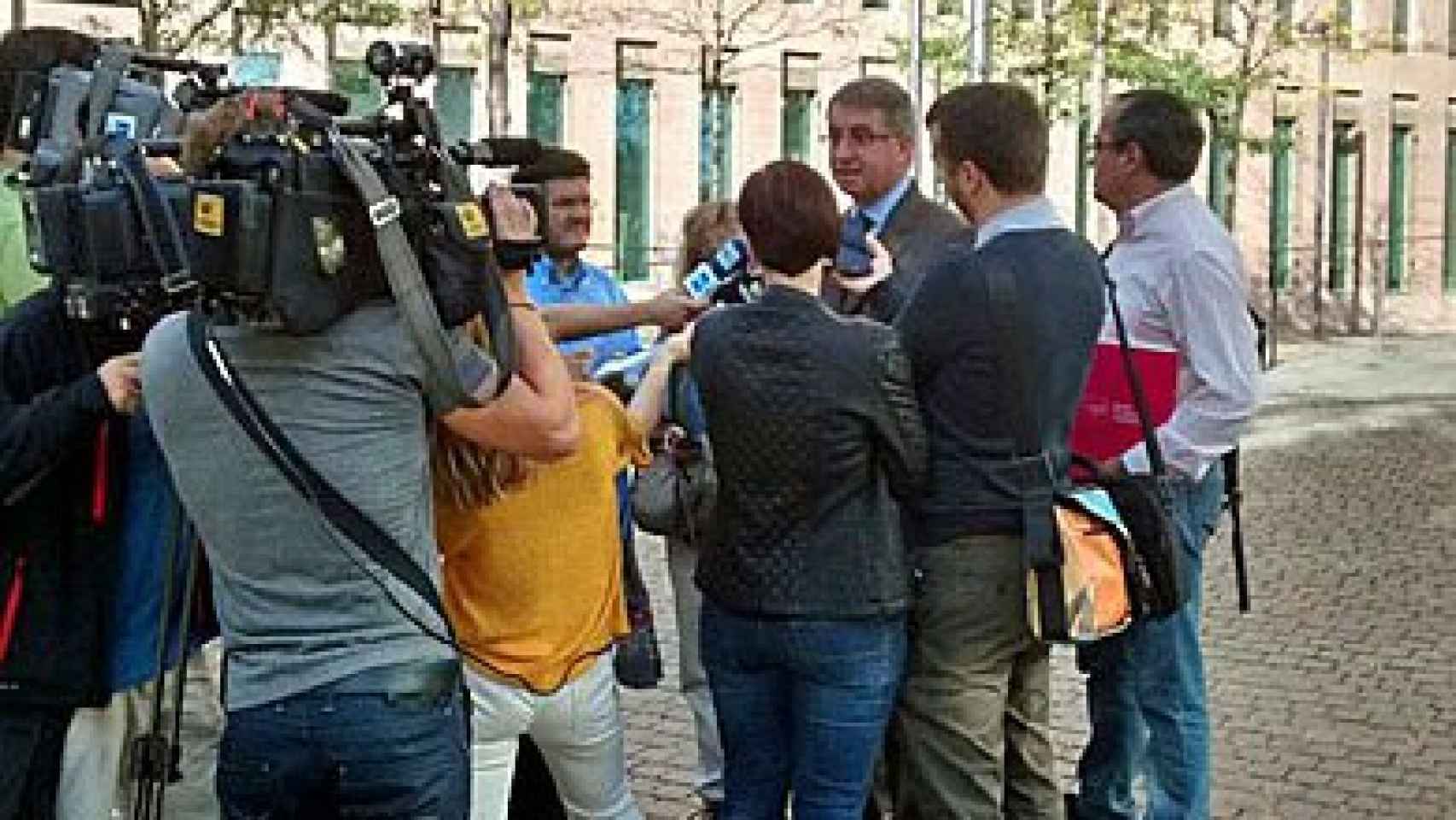 El portavoz de UPyD en Cataluña, Ramón de Veciana, atiende a los medios en la Ciudad de la Justicia